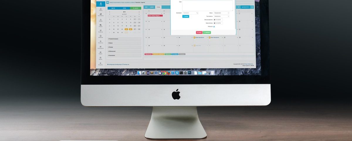 iPhone与Mac设备并排摆放，屏幕上显示苹果助手Siri的波纹激活界面，橙棕色光晕氛围，专业感强